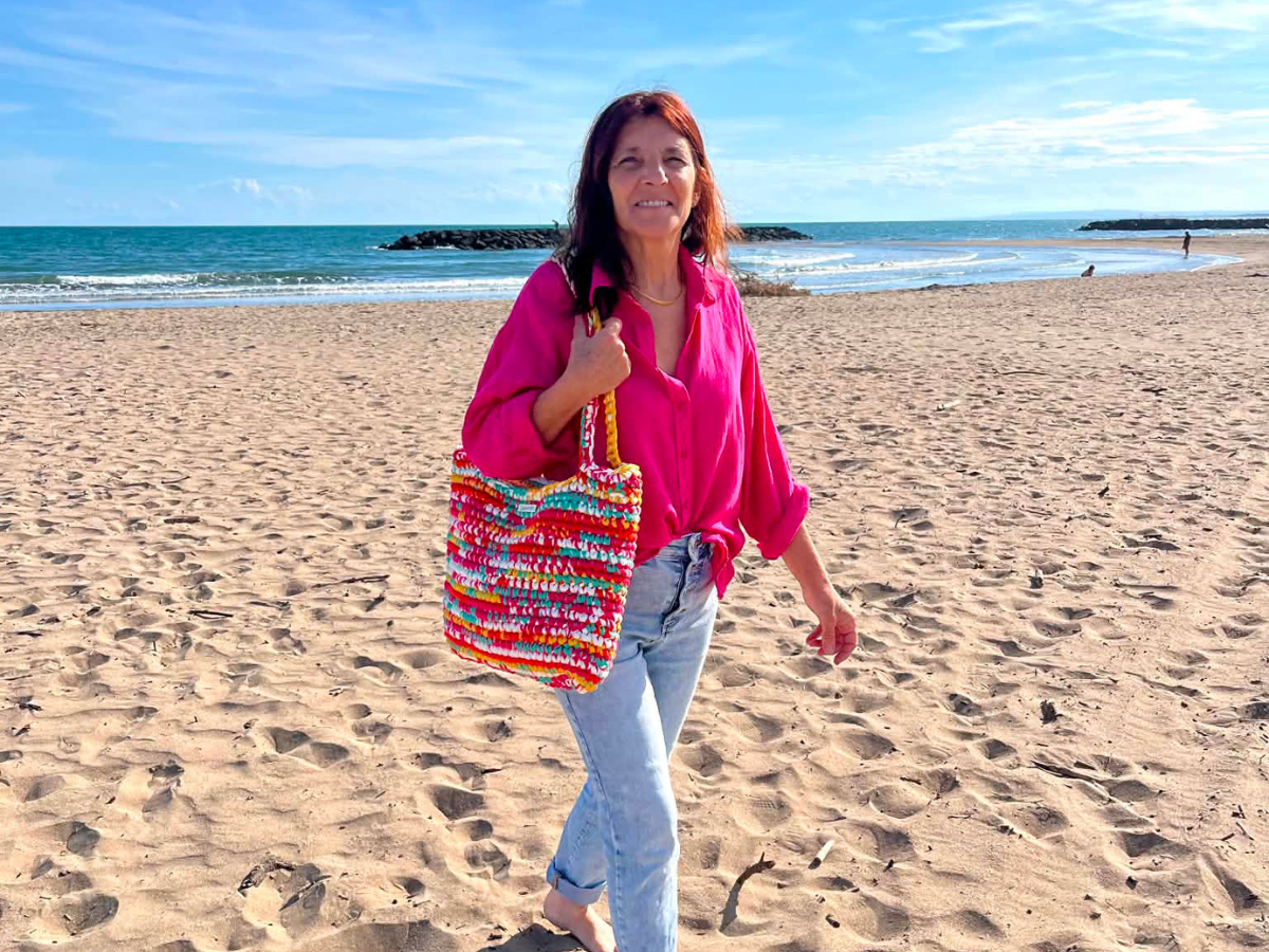 Femme sur la plage portant le sac de plage Renée crocheté multicolore Laurette Créations