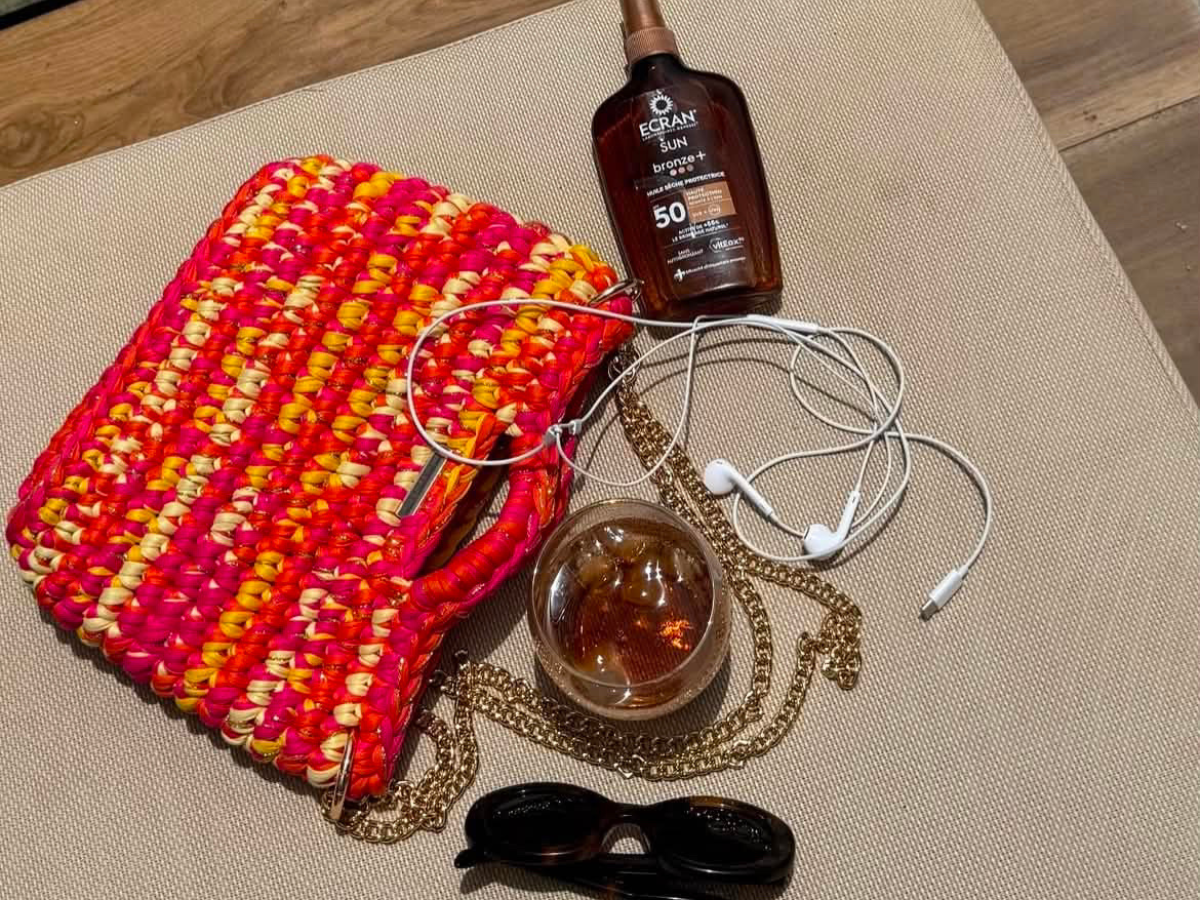 Petit sac Laurette orange et rose - Laurette Créations - posé au bord d'une piscine en été