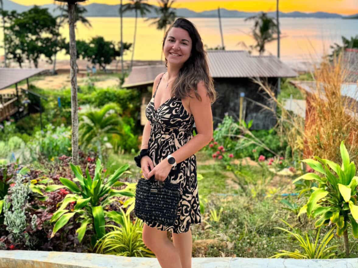 Sac Laurette moyen crochet noire Laurette Créations tenue lors d'un coucher de soleil tropical