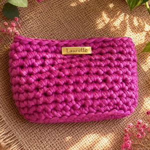 Mini pochette Germaine rose crocheté par Laurette Créations