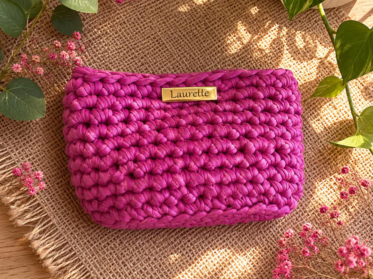 Mini pochette Germaine rose crocheté par Laurette Créations