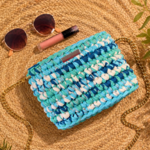 Pochette Julienne personnalisable - pochette crochet bleue chaîne dorée - Laurette Créations