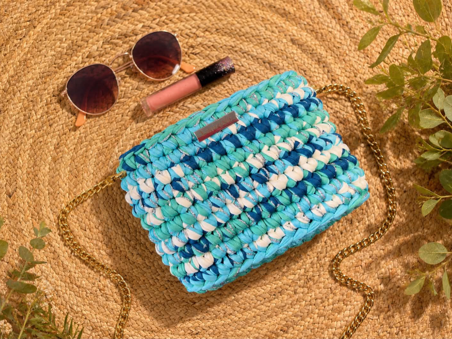 Pochette Julienne personnalisable - pochette crochet bleue chaîne dorée - Laurette Créations