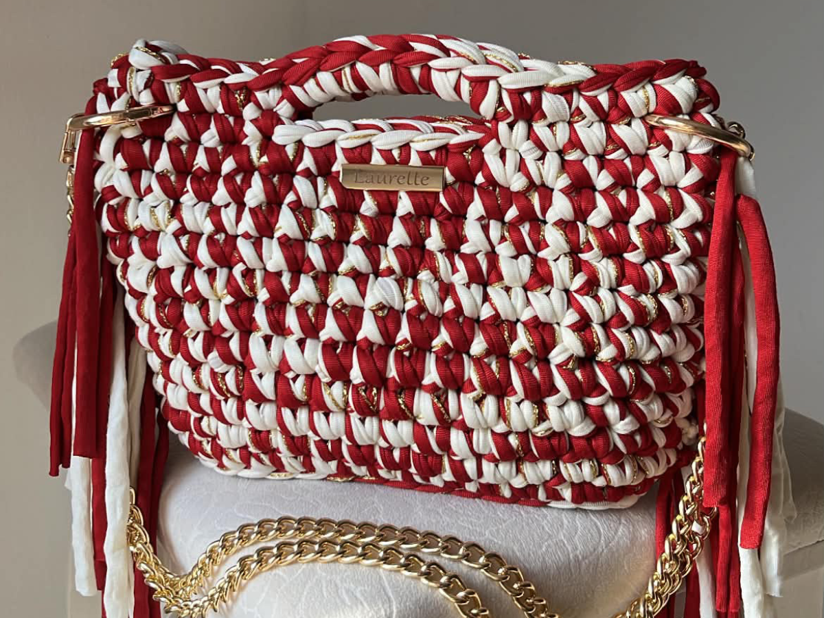 Sac Laurette crochet rouge et blanc à franges avec chaîne dorée Laurette Créations