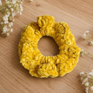Scrunchie Clotilde personnalisable - chouchou crochet chenille jaune moutarde - Laurette Créations