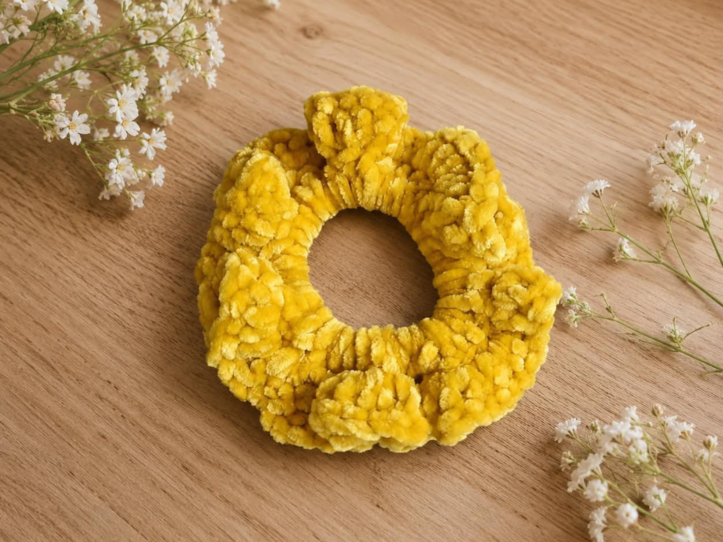 Scrunchie Clotilde personnalisable - chouchou crochet chenille jaune moutarde - Laurette Créations