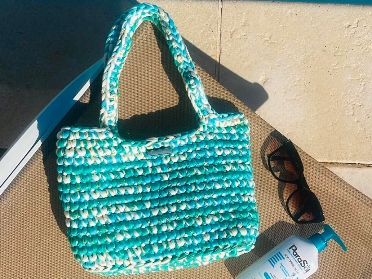 Tote Bag Marcelle crochet turquoise et blanc Laurette Créations posé sur un transat