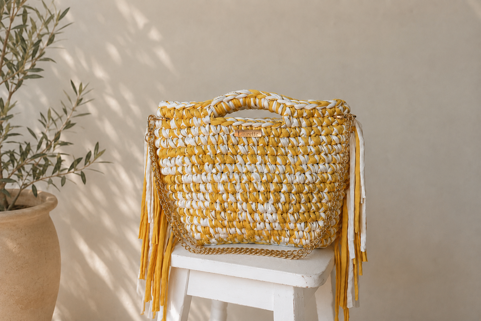 Sac Laurette avec l'option franges devant un olivier