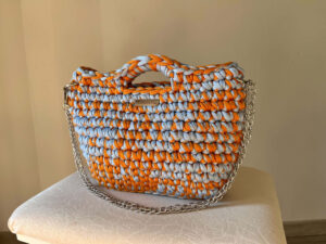 Sac Laurette moyen format bleu et orange avec un fil argenté et chaîne argenté - Laurette Creations