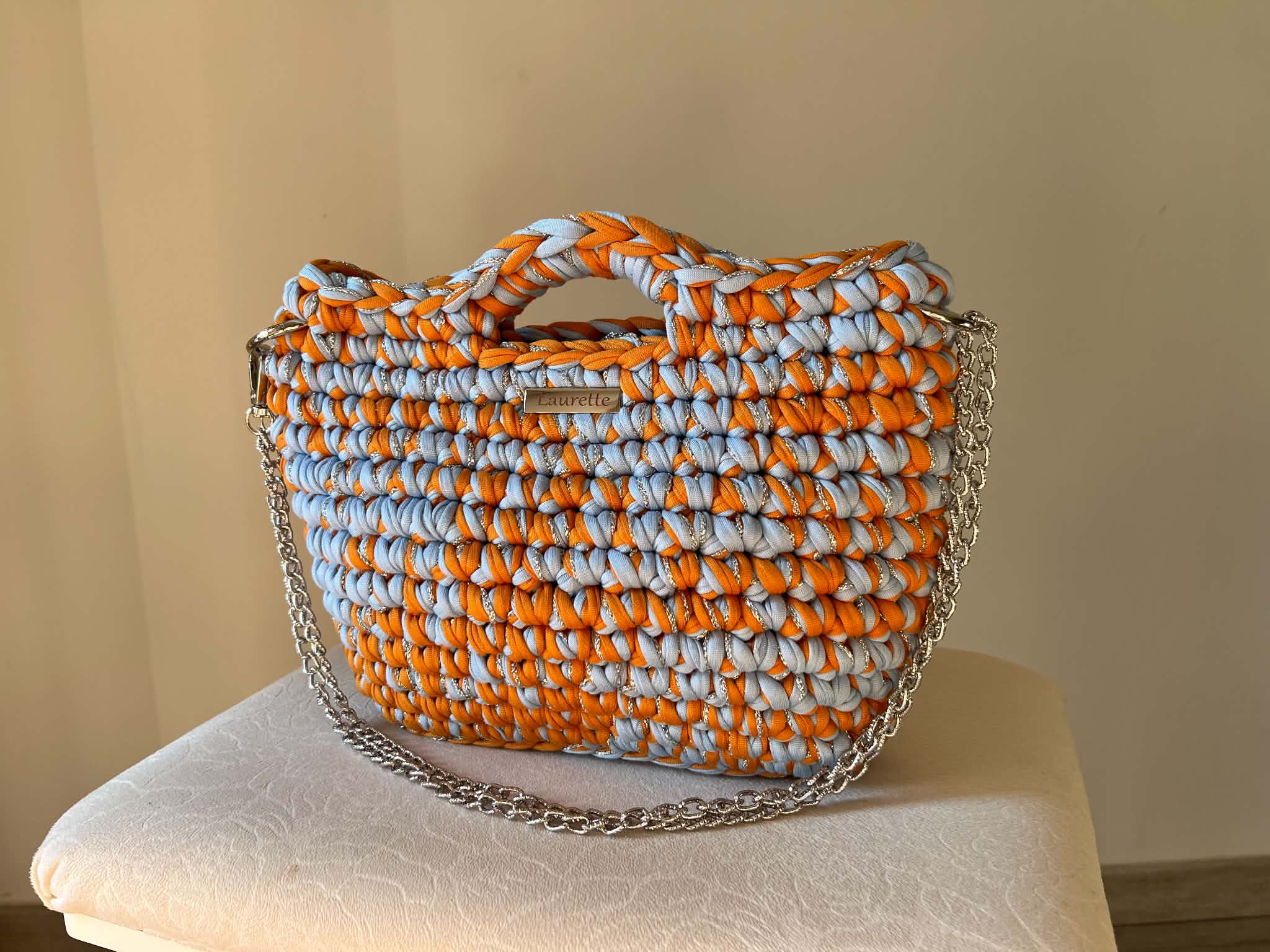Sac Laurette moyen format bleu et orange avec un fil argenté et chaîne argenté - Laurette Creations