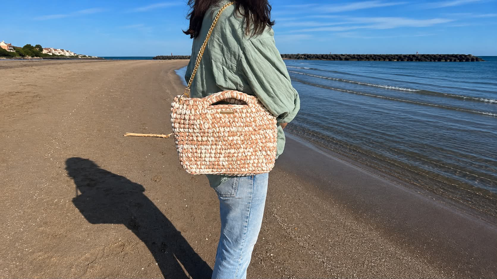 Sac Laurette grand format porter par une femme sur la plage - Laurette Creations
