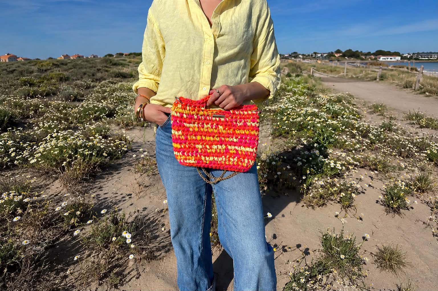 Sac Laurette en format moyen porter par une femme sur la plage