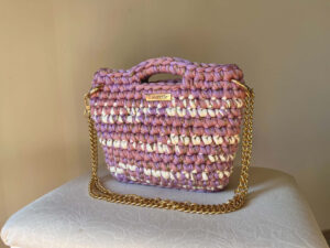 Sac Laurette petit format rose, violet et blanc avec fil doré et chaine doré