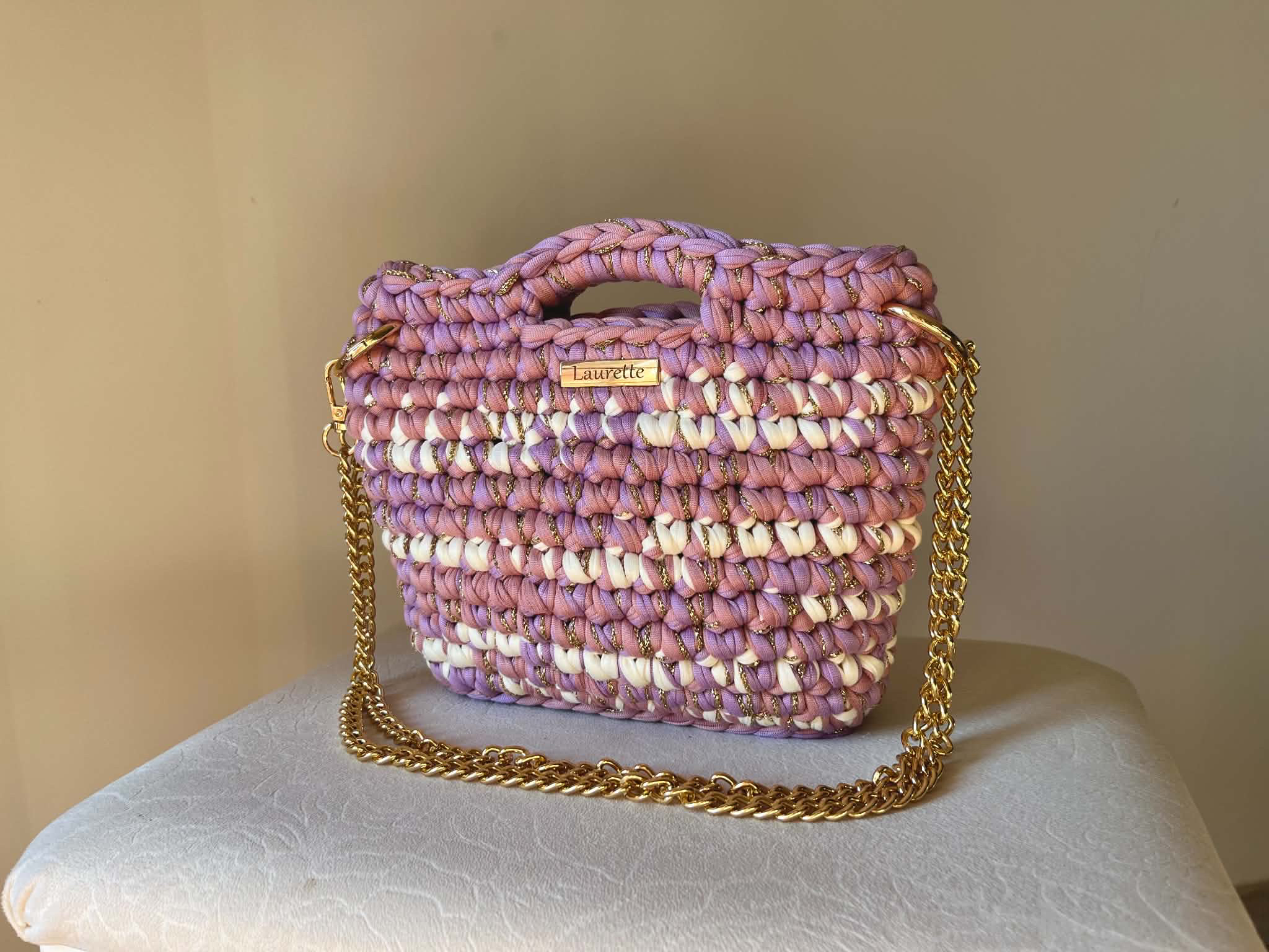 Sac Laurette petit format rose, violet et blanc avec fil doré et chaine doré