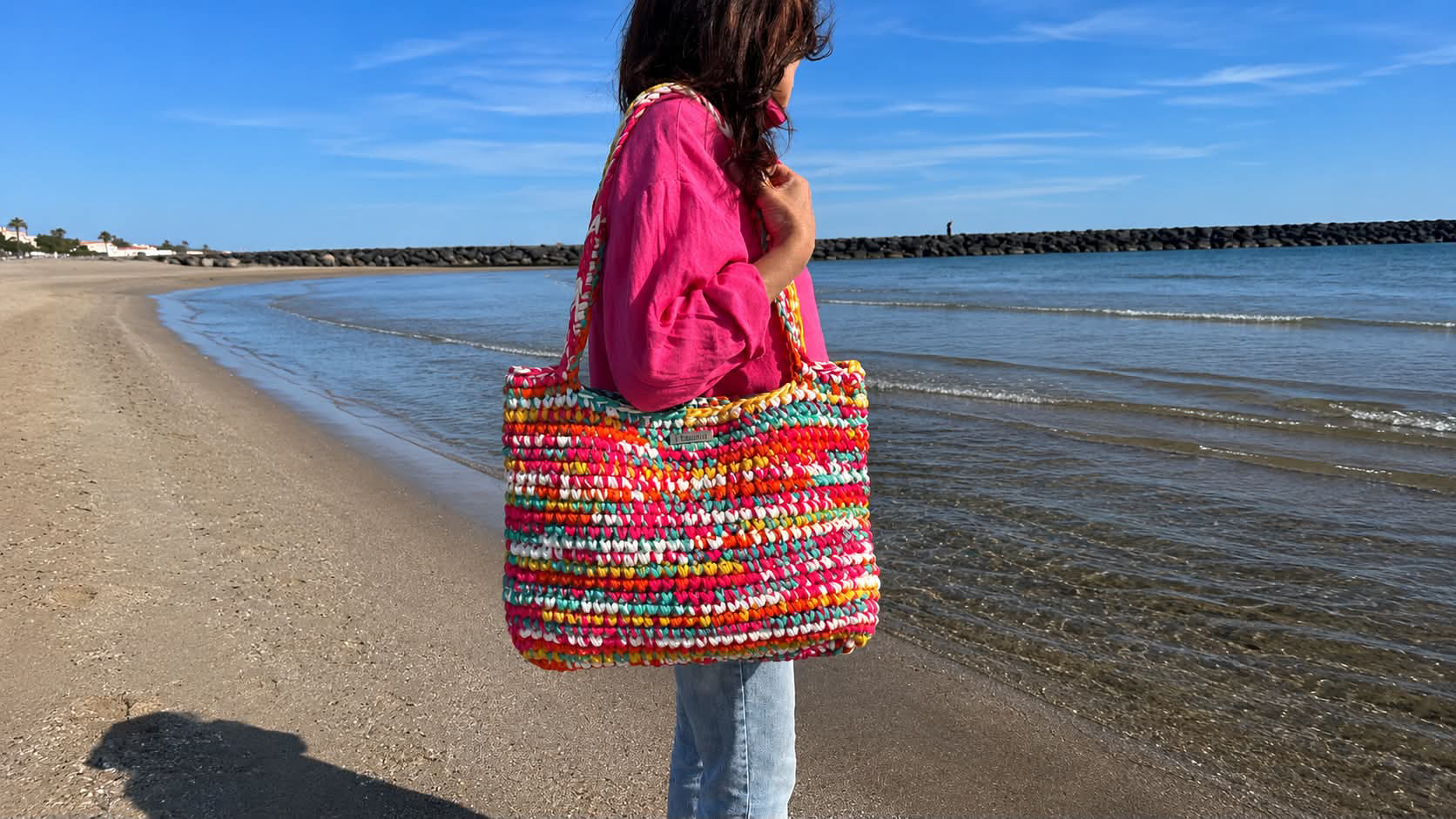Femme avec le sac de plage Renée en taille unique sur la plage - Laurette Creations