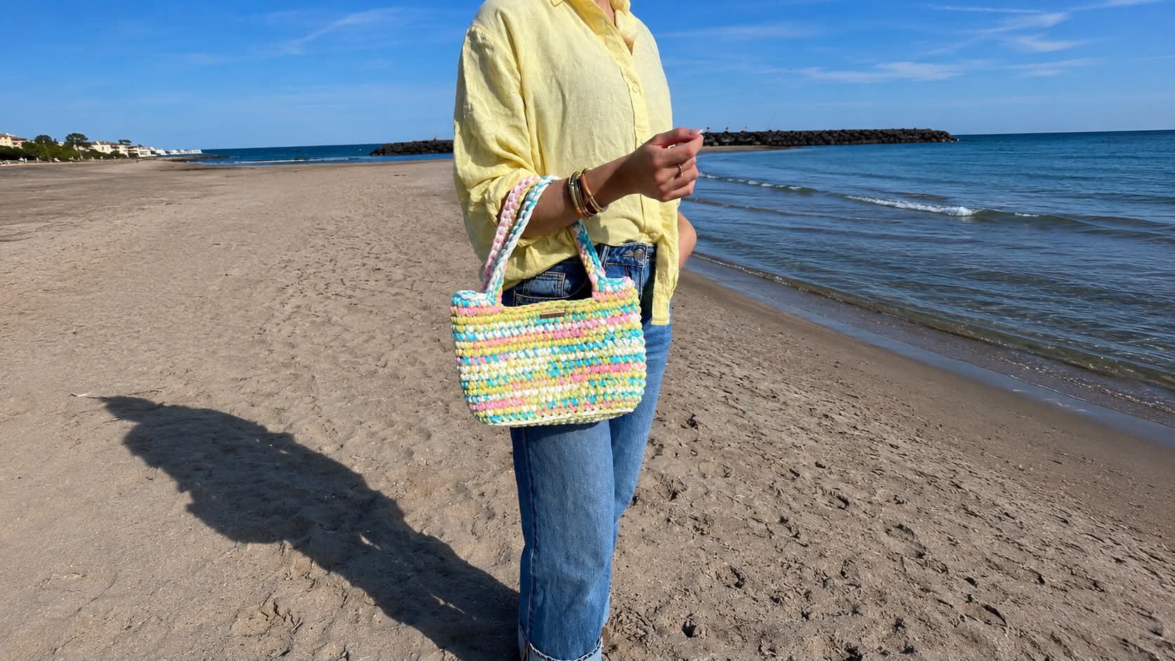 Tote Bag Marcelle moyen format porter par une femme à la plage - Laurette Creations