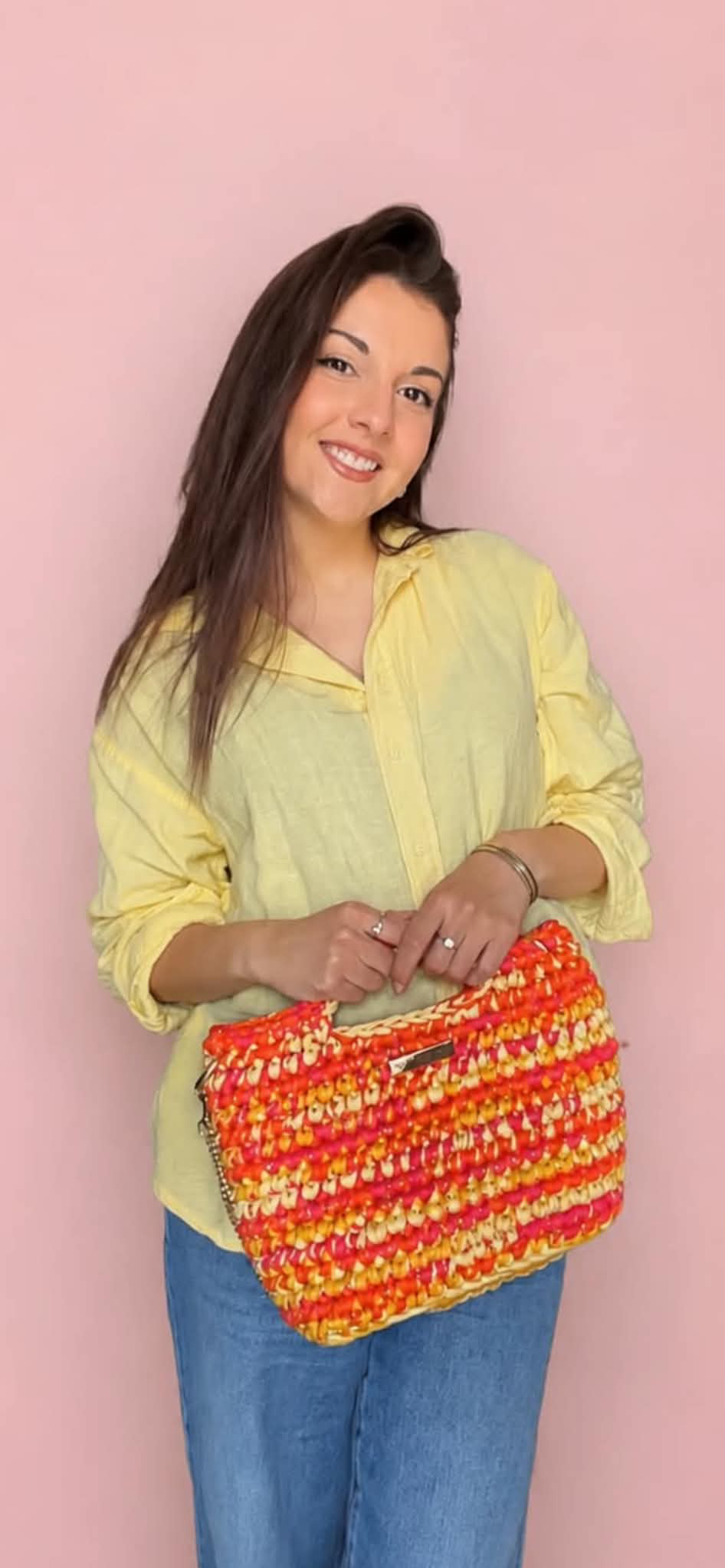 Laurena, créatrice de Laurette Créations, tenant un sac en crochet fait main coloré