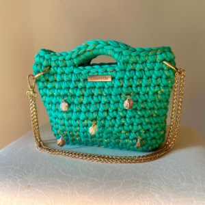 Sac en crochet turquoise et fil doré fait main avec breloques nacrées et chaîne dorée - Laurette Créations