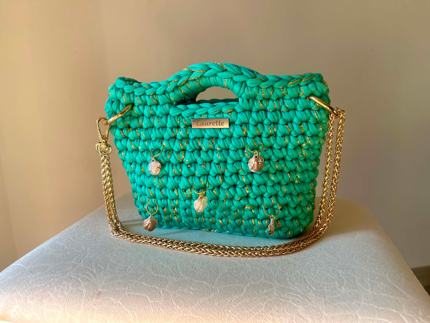Sac en crochet turquoise et fil doré fait main avec breloques nacrées et chaîne dorée - Laurette Créations