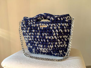 Sac Laurette format moyen en crochet bleu et argenté fait main et chaîne argenté - Laurette Créations