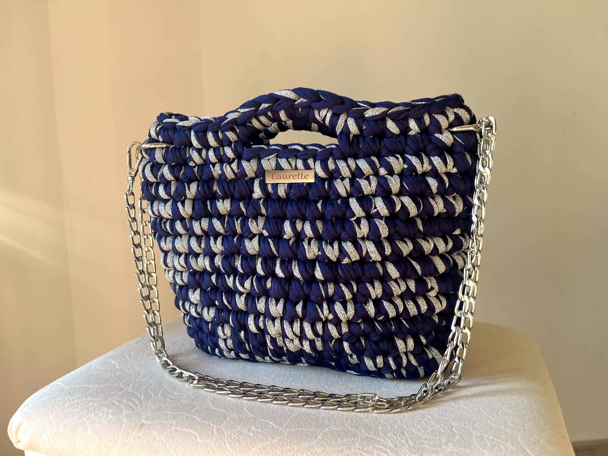 Sac Laurette format moyen en crochet bleu et argenté fait main et chaîne argenté - Laurette Créations